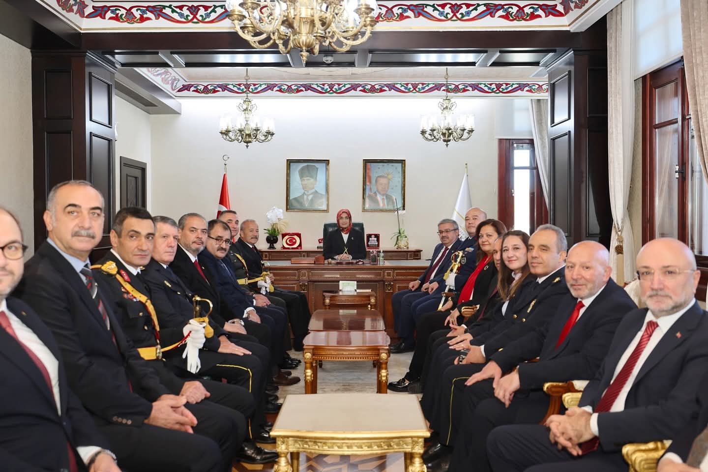 Vali Yiğitbaşı  29 Ekim Tebrikat Töreninde Protokol ile Bir Araya Geldi