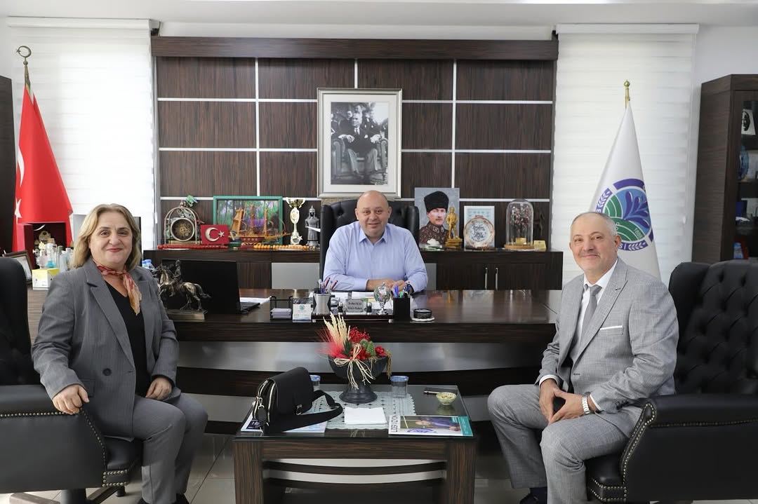 Gönenli Yazar ve Şair Nurcan Çobanoğlu, Kitabını Gönen Belediye Başkanı İbrahim Palaz'a Hediye Etti