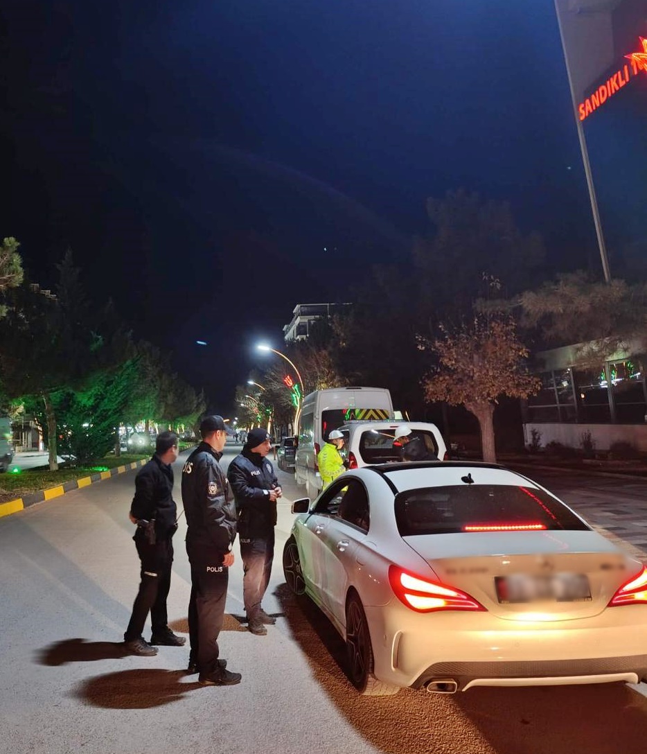 Sandıklı da Huzur Uygulaması 171 Şahıs ve 106 Araç Sorgulandı