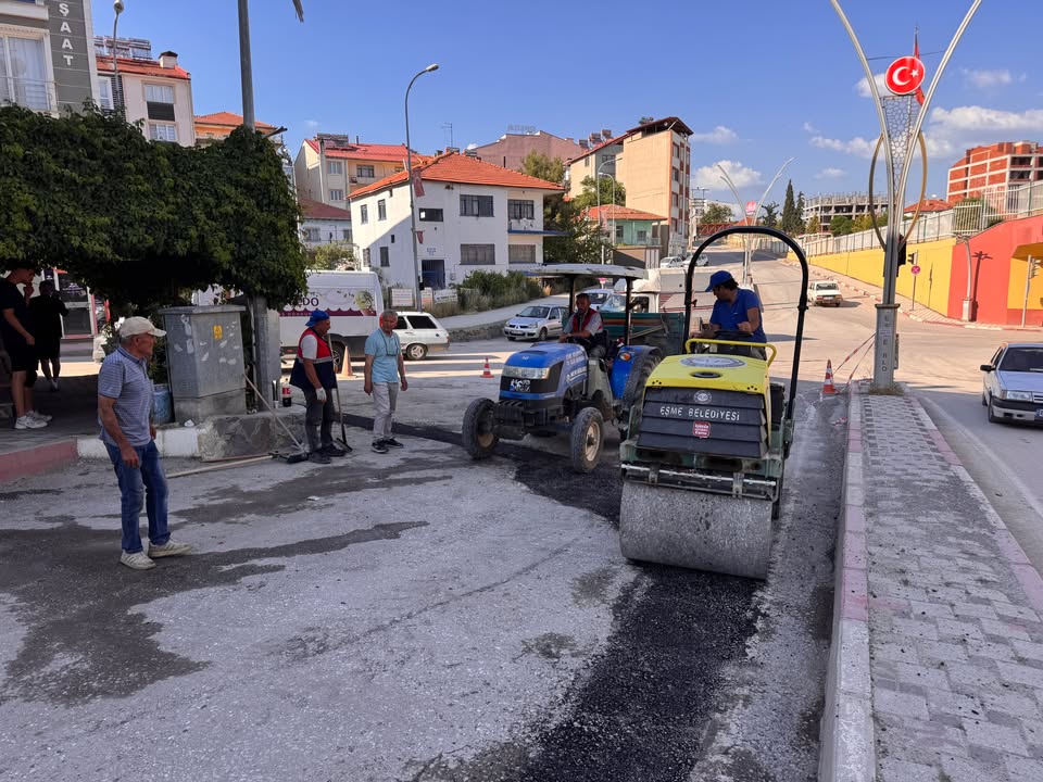 Eşme Belediyesi asfalt yama çalışmalarına başladı