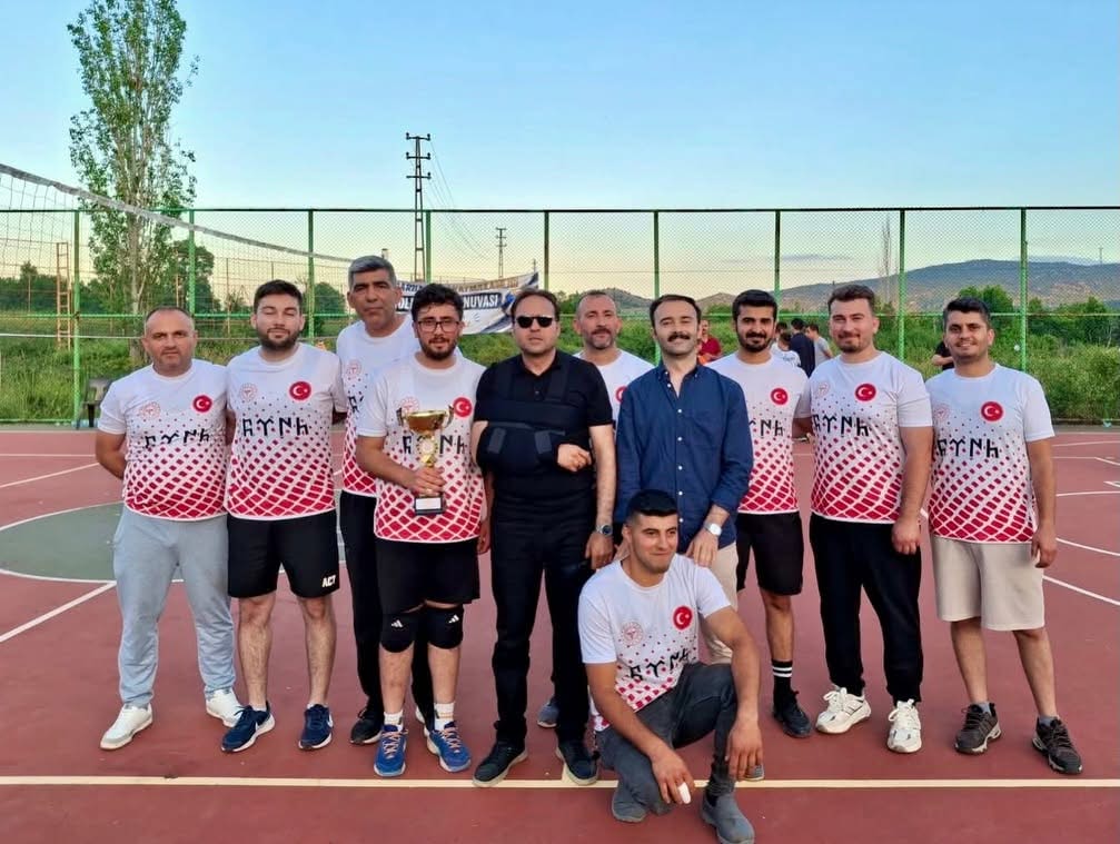 Yenişarbademli'de Voleybol Turnuvası Sona Erdi