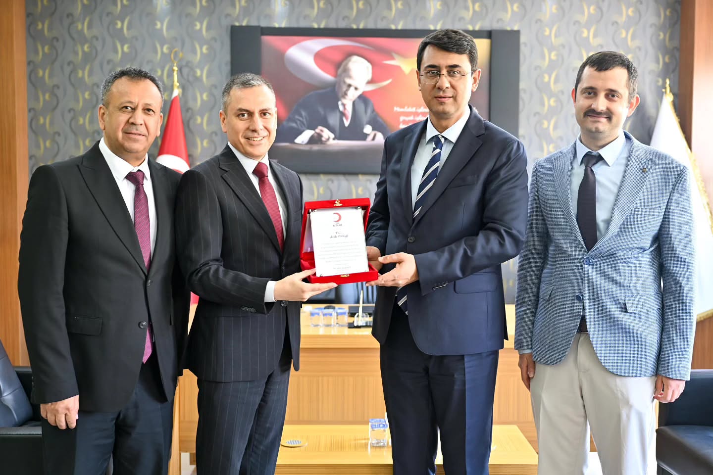 Uşak'ta gönüllü kan bağışçılarına plaket verildi