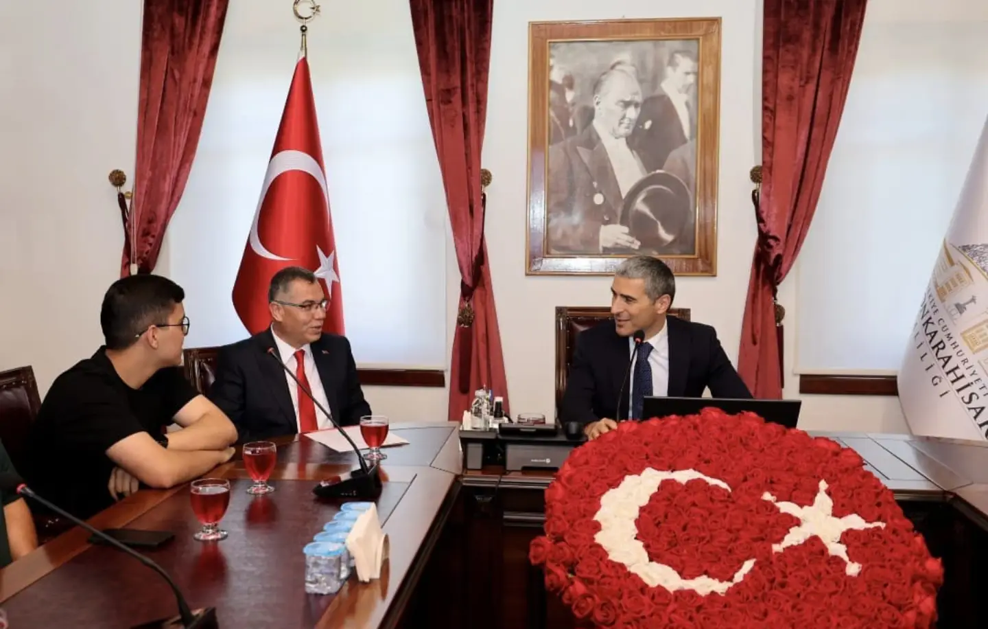 Öğrenciler ödüllerini validen aldı