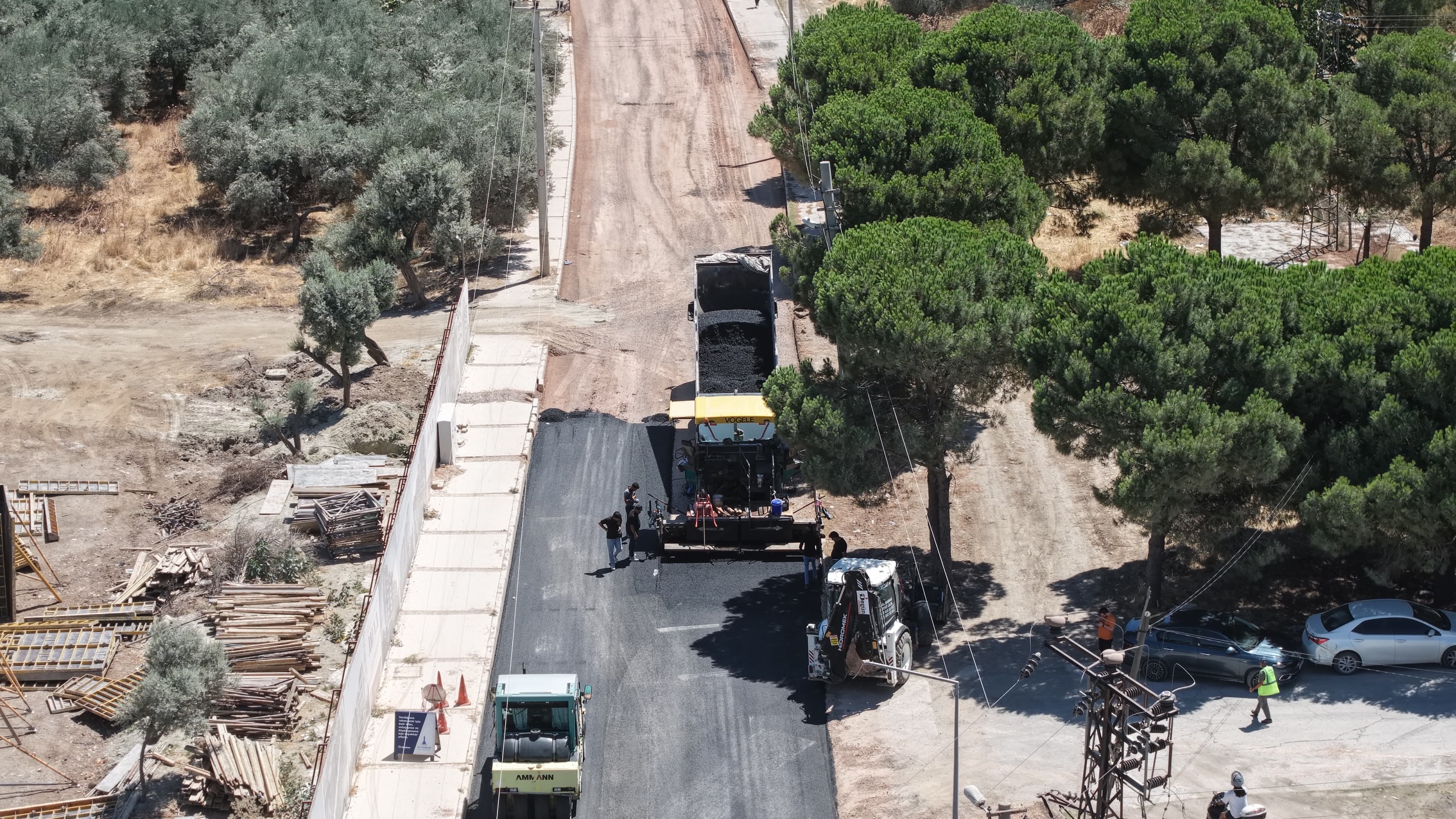İzmir'de asfalt serim çalışmaları devam ediyor