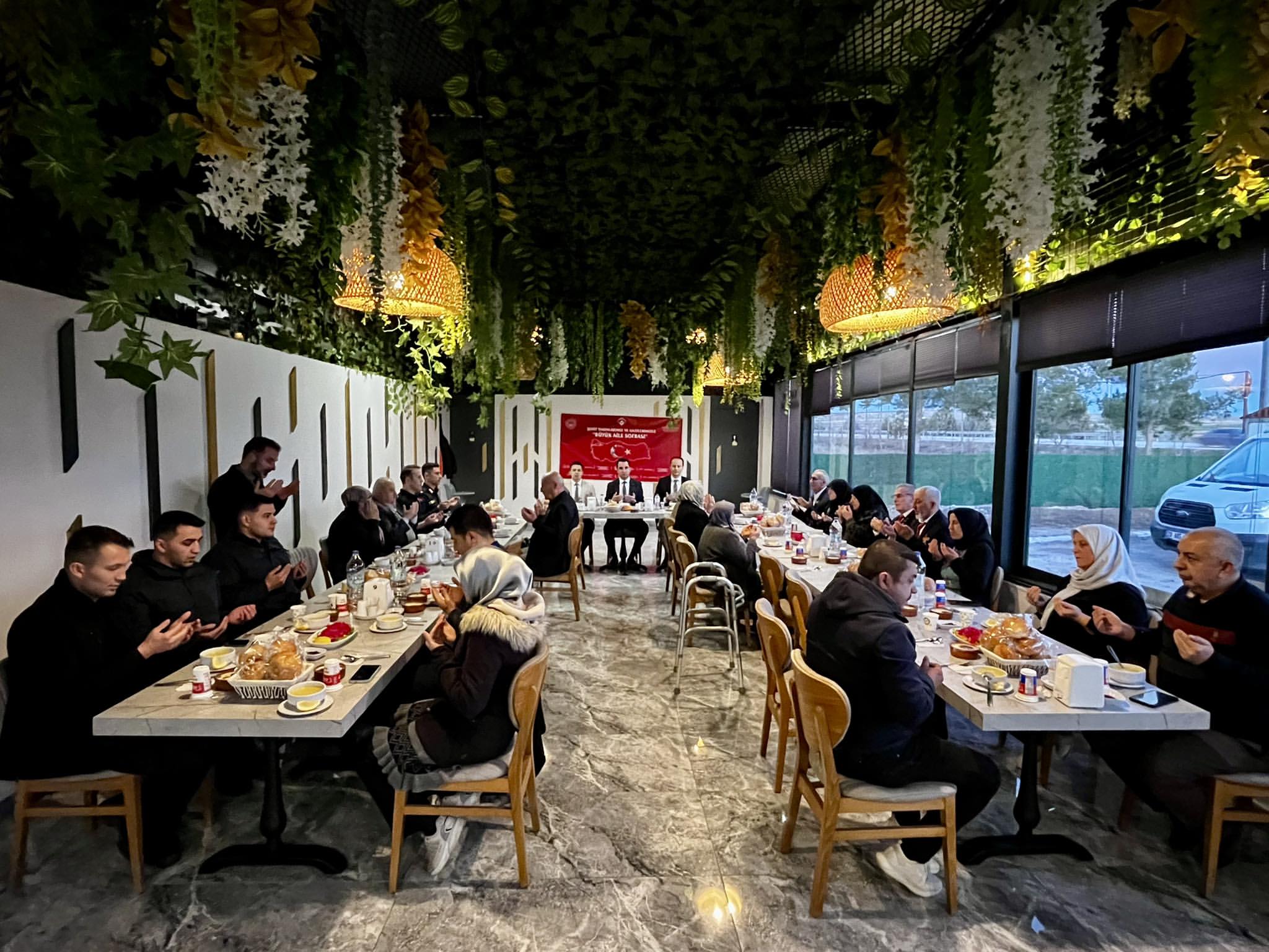 Dazkırı'da Ramazan'ın İlk İftarı Şehit ve Gazi Aileleriyle Bir Arada