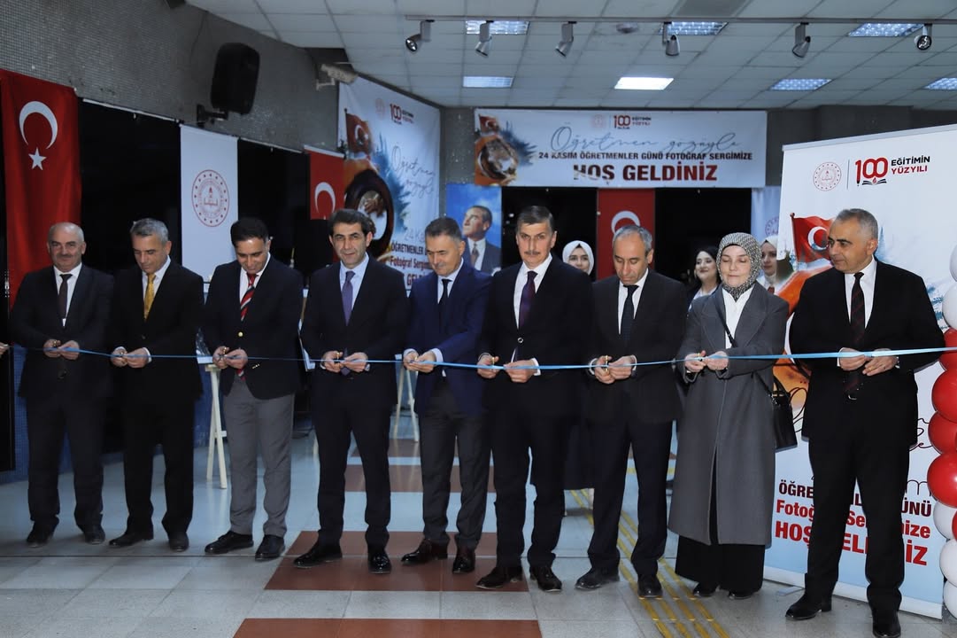 ???? “Öğretmen Gözüyle” Fotoğraf Sergisi, Ankara’da Sanatseverlerin Ziyaretine Açıldı ????️