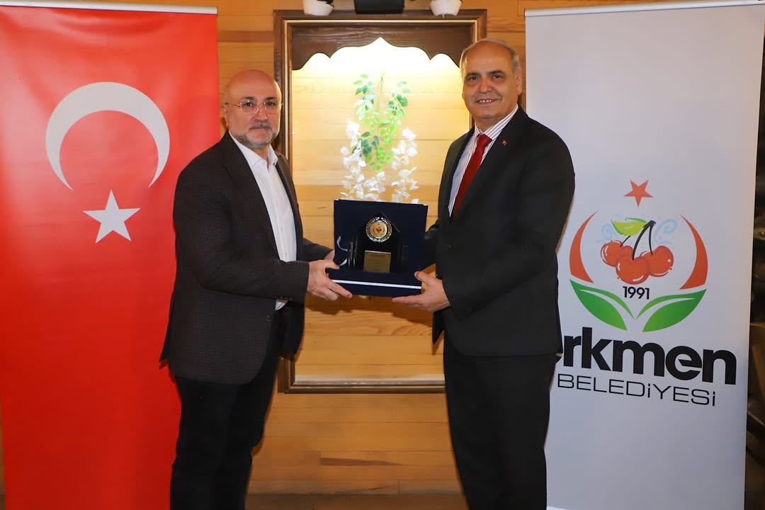 Erkmen Belediye Başkanı Yücel Şahin'e Plaket Takdim Edildi