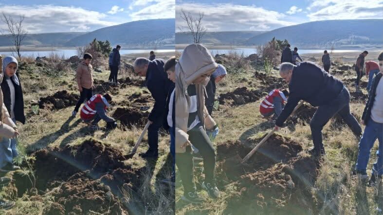 Sandıklı Postası'ndan AKHARIM’DA ÖĞRENCİLERDEN “GELECEĞE NEFES” FİDAN DİKİMİ ETKİNLİĞİ