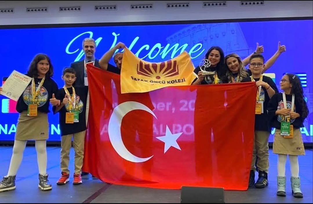 Şafak Öncü Koleji Robot Takımı İtalya'da Dünya Şampiyonu Oldu