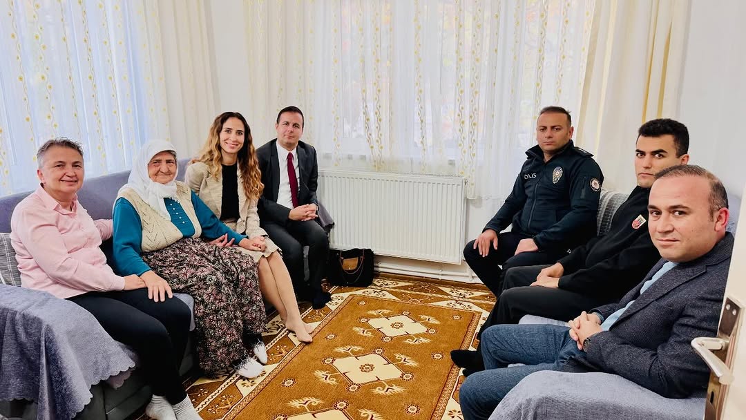 Ağlasun Kaymakamlığı'ndan Şehit Öğretmenin Annesine Öğretmenler Günü Ziyareti