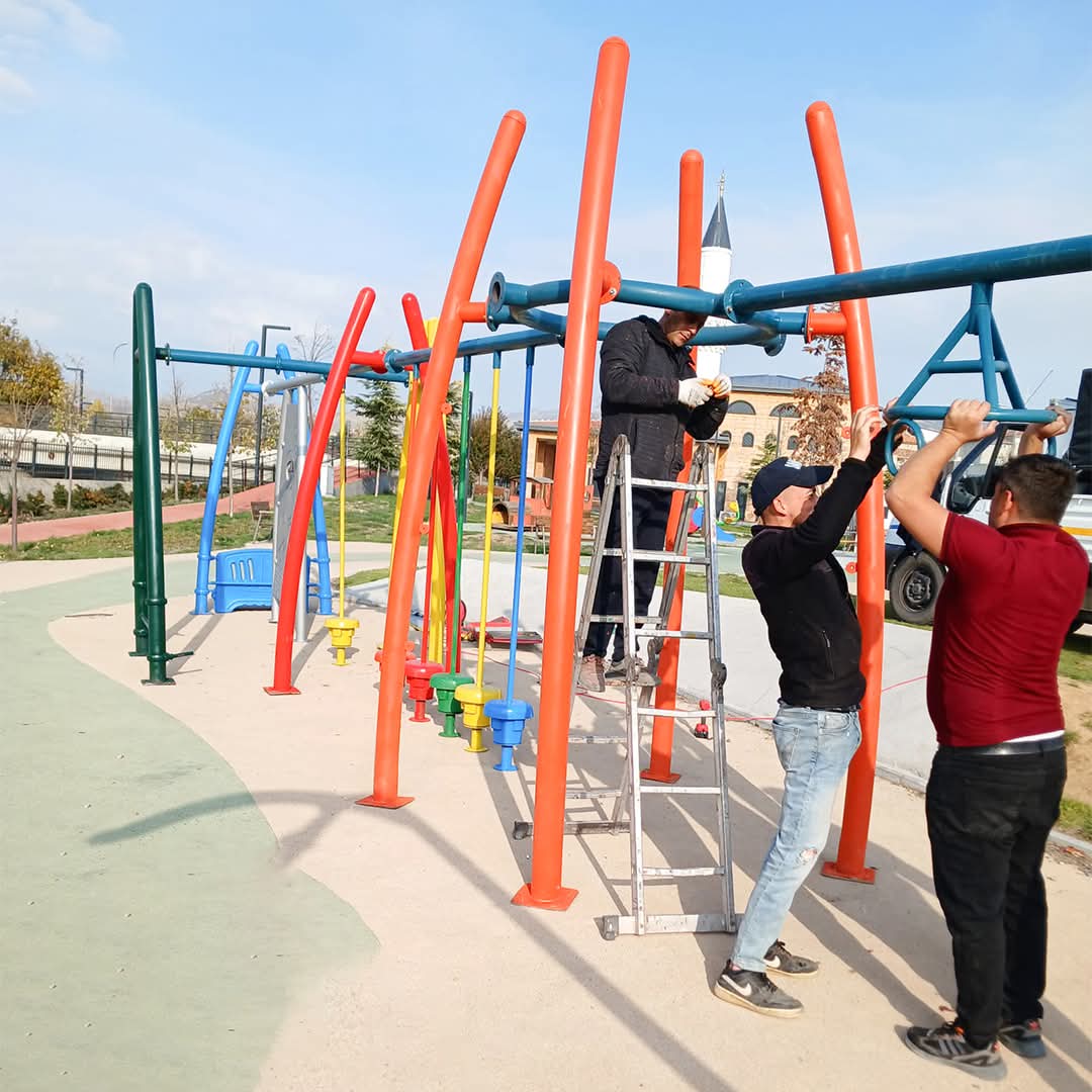 Sandıklı’da Park ve Bahçelerde Yenileme ve Temizlik Çalışmaları Devam Ediyor