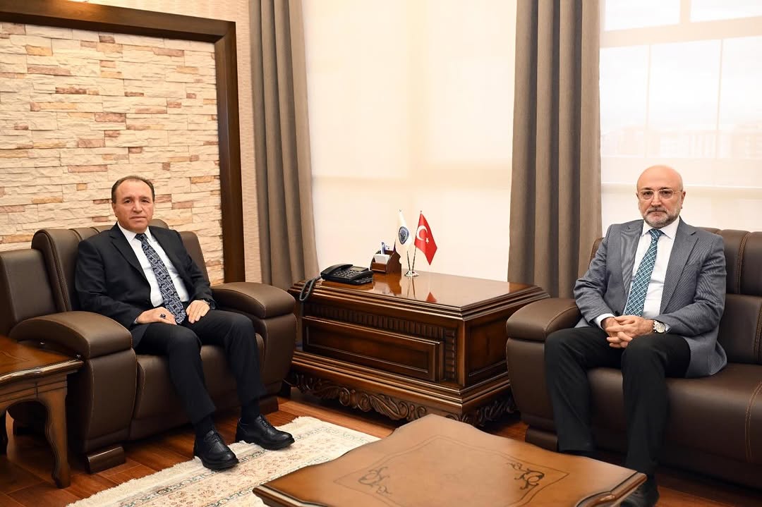 AK Parti Afyonkarahisar İl Başkanı Turgay Şahin, Rektörümüz Prof. Dr. Mehmet Karakaş’ı Ziyaret Etti