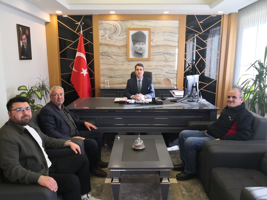 İş İnsanı Bayram Yöntemli ve Harita Teknikeri Sefa Yöntemli, Kaymakam Can Kazım Kuruca'yı Ziyaret Etti