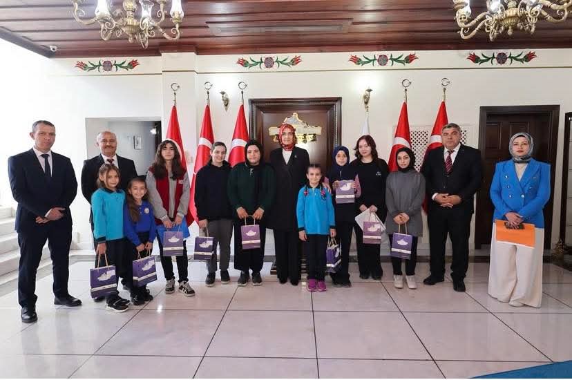 Afyonkarahisar Valisi Ödül Töreninde Dereceye Giren Öğrencilere Ödüllerini Takdim Etti