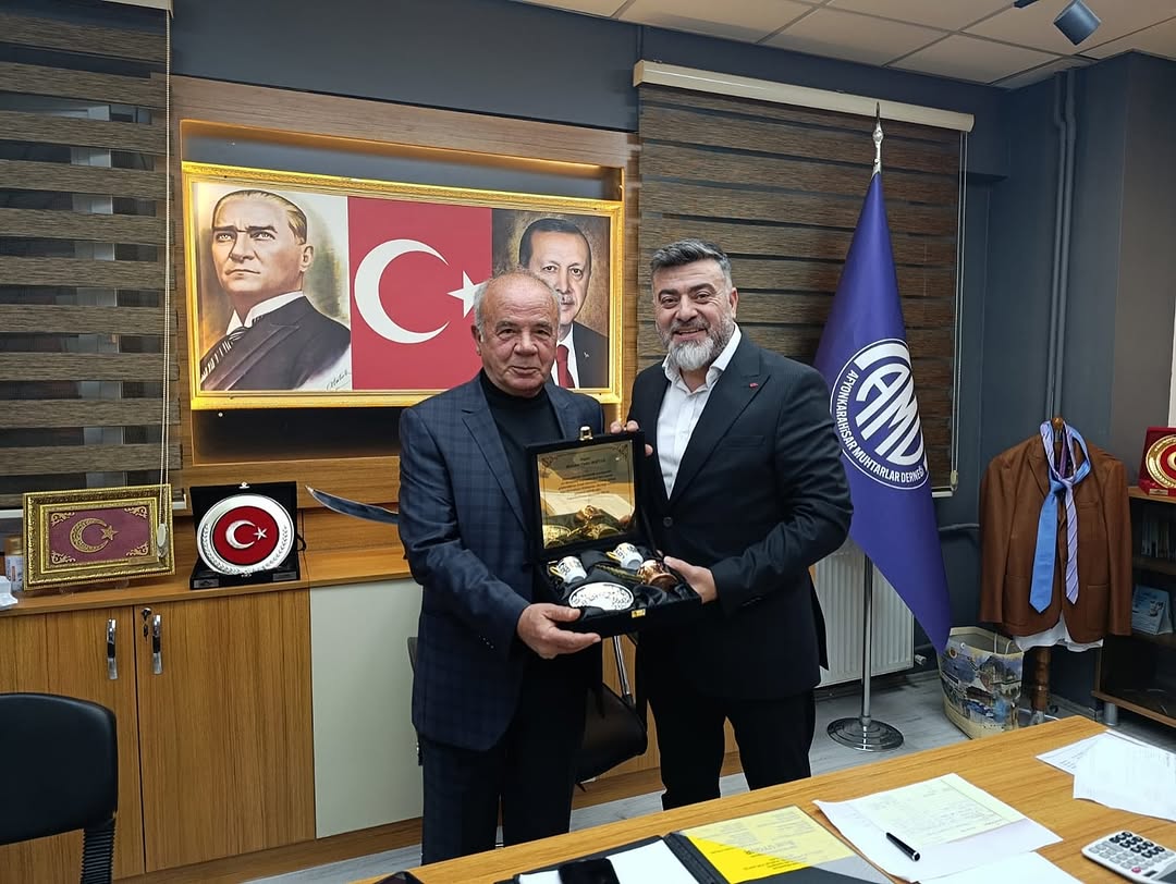 Afyonkarahisar Muhtarlar Derneği'nden Mehmet Vedat Boztay'a Özel Hediye